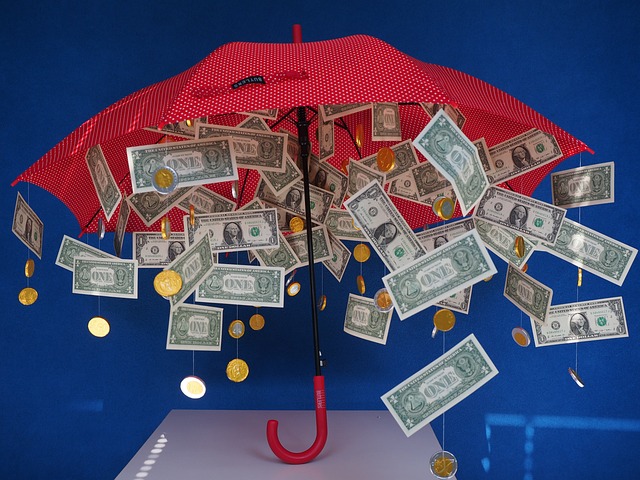 お金が赤い傘のしたにぶら下がっている